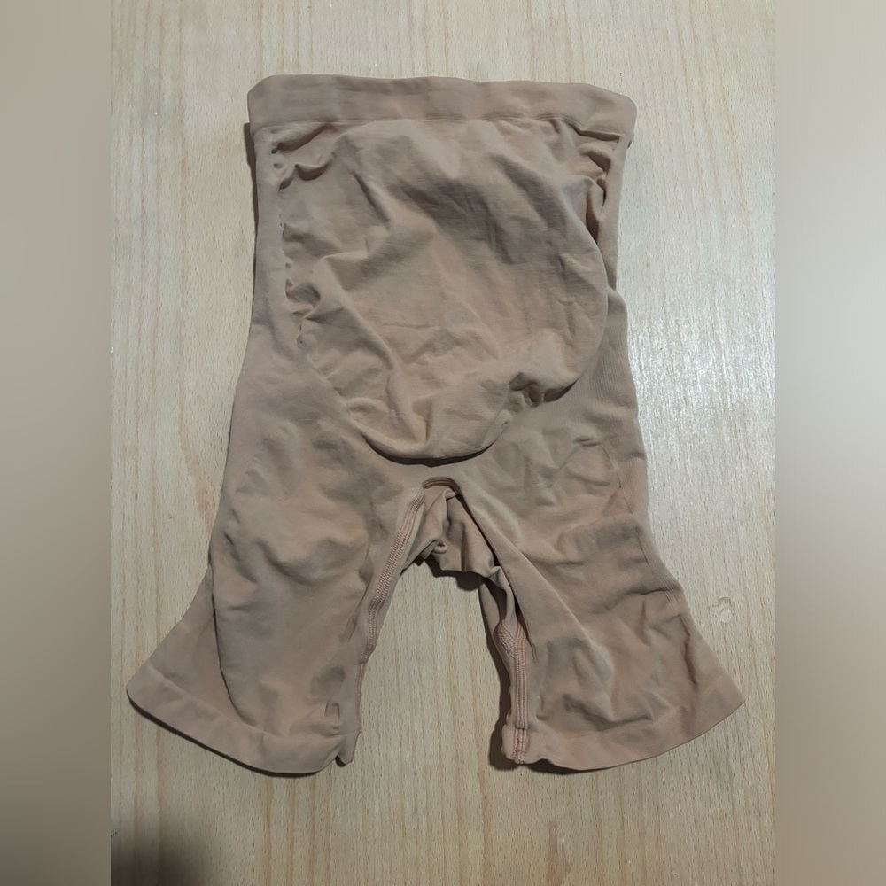 Skims Sculpting Maternity Shapewear - Picture 8 of 9